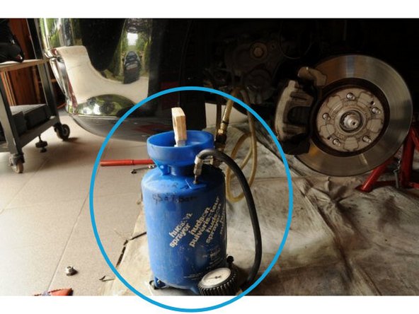 Remplir l'appareil (ancien pulvérisateur) de 2,3l d'huile de boite Monograde 75W API-GL4 selon les préconisation constructeur.