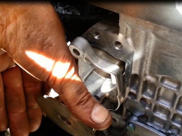 Décoller la pompe à eau en tirant dessus.