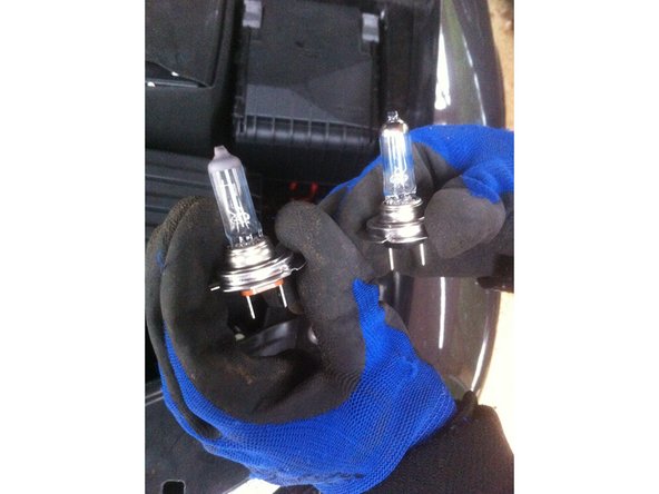 Comparer la nouvelle ampoule avec l'ancienne ampoule.