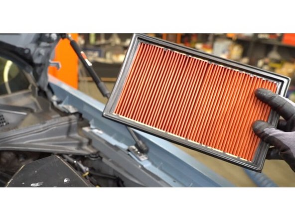 Étape 5 Retirez l'élément filtrant du couvercle du filtre à air.