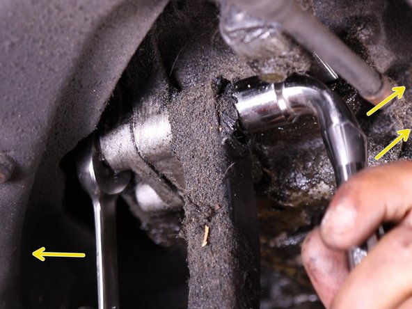 A l'aide de la clé plate de 16 et une clé à pipe de 16 desserrer et retirer le boulon