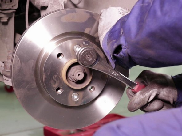 
Using the ratchet and socket, tighten the retaining screws
