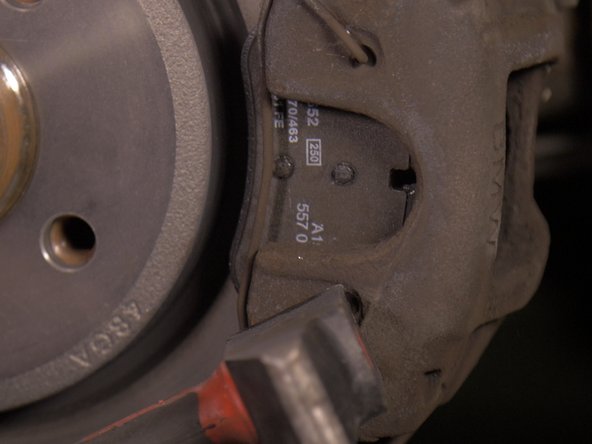 à l'aide d'un marteau vérifier que le ressort soit bien au fond de chaque côté de l'étrier