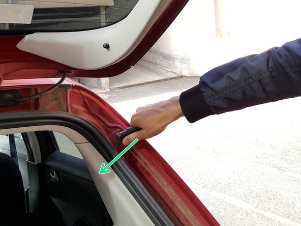 Tirer sur le vérin pour l'extraire de la rotule