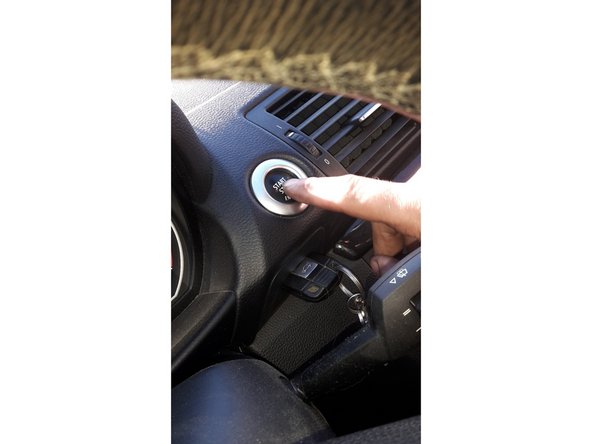 Il n'y a pas de purge manuelle à effectuer. Mettre la clé puis appuyez sur le bouton start sans appuyer sur la pédale d'embrayage pour ne pas démarrer. Attendre une minute sans rien faire. Et après vous pouvez démarrer.