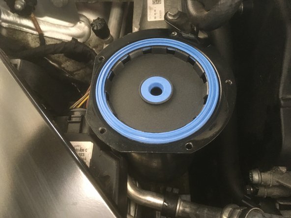 Remonter le nouveau filtre à carburant en le glissant dans son emplacement
