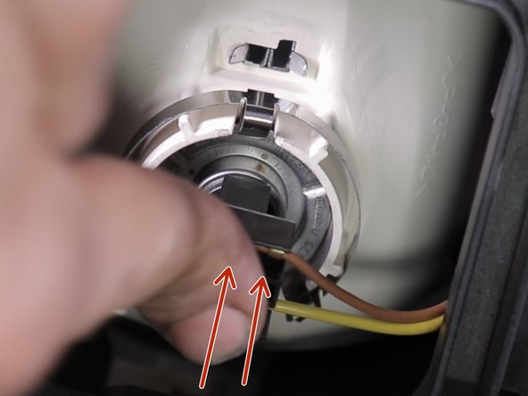 Replacer le faisceau aux connecteurs en le poussant vers le haut