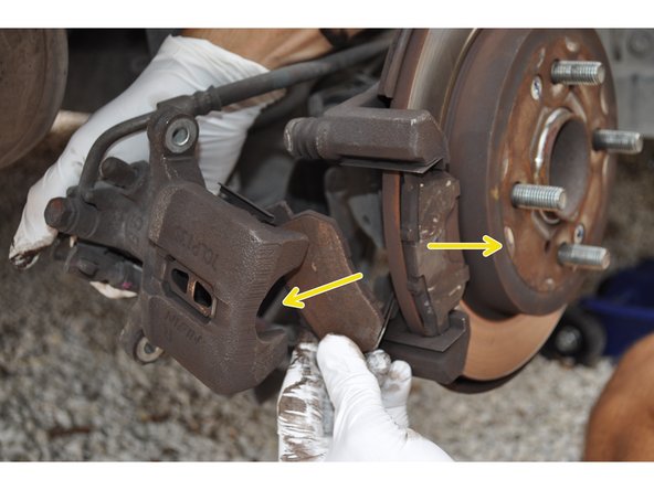 Déposer les plaquettes de frein usagées.