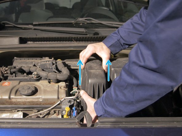 La boite à air est maintenant libre, tirer-la vers le haut pour la sortir du compartiment moteur