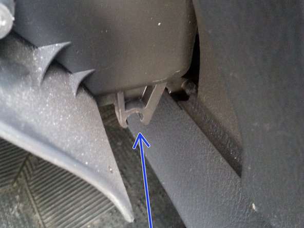 sur le rail du support de la boite