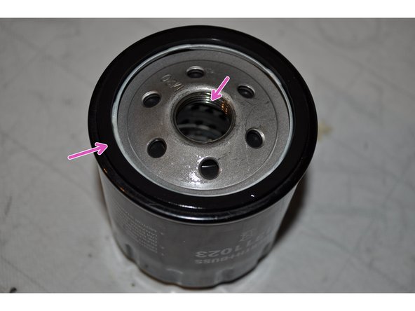 
Lubricate the new filter with new oil, on the seal and the threads.
