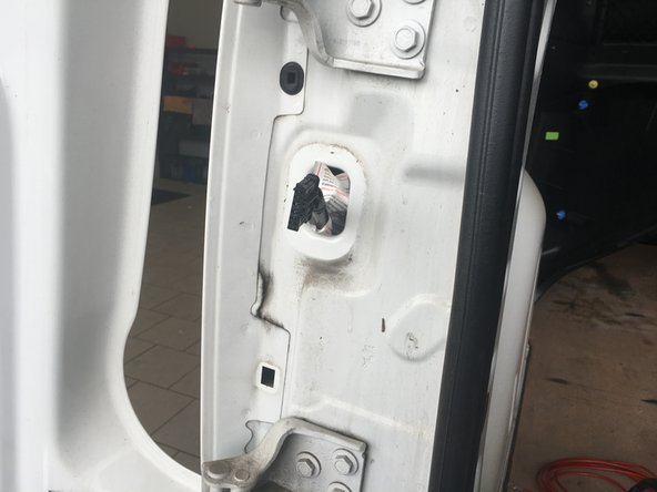 Faire sortir les prises du faisceau a raccorder sur les feux