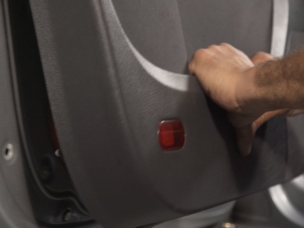 Lever le panneau de porte pour le dé-loger de son emplacement