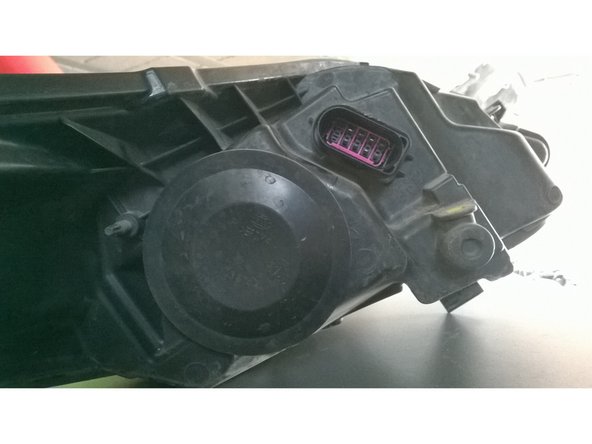 Enlever le couvercle en caoutchouc qui se trouve derrière le bloc.