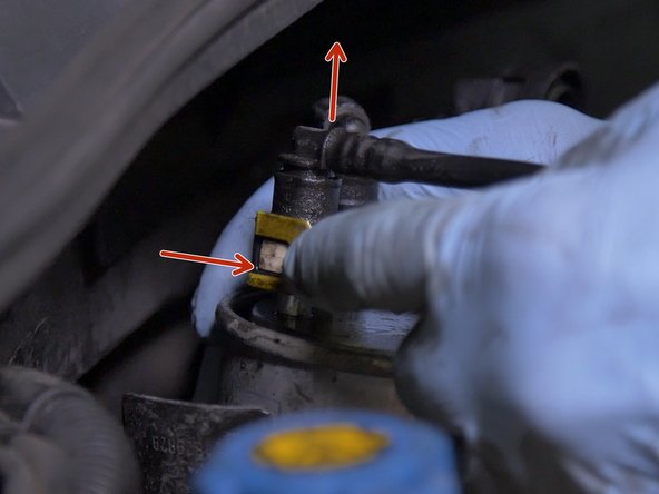 Pincer les deux languettes des durites et tirer vers le haut afin de les dé clipser