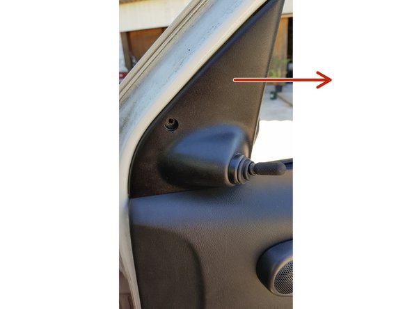 Avec un tournevis pozidriv 2 retirez la vis puis le cache en le tirant vers la droite.