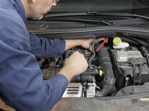 Déboîter la durite de la boite à air en tirent dessus