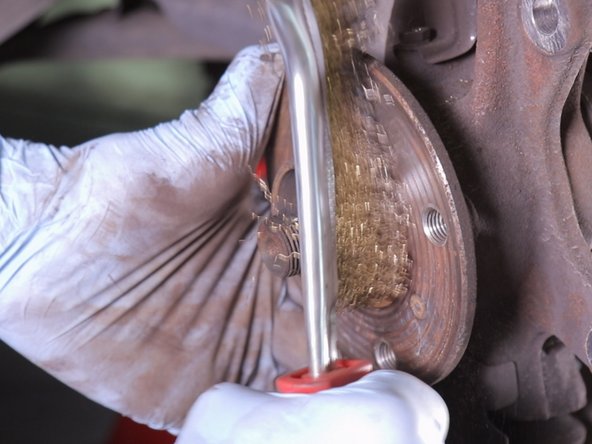 Nettoyez le moyeu à l'aide de la brosse métallique avant de reposer le nouveau disque