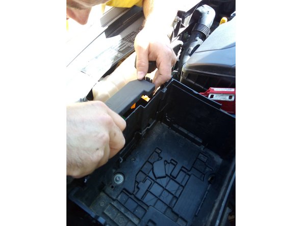 Déposer la cloison protégeant le calculateur