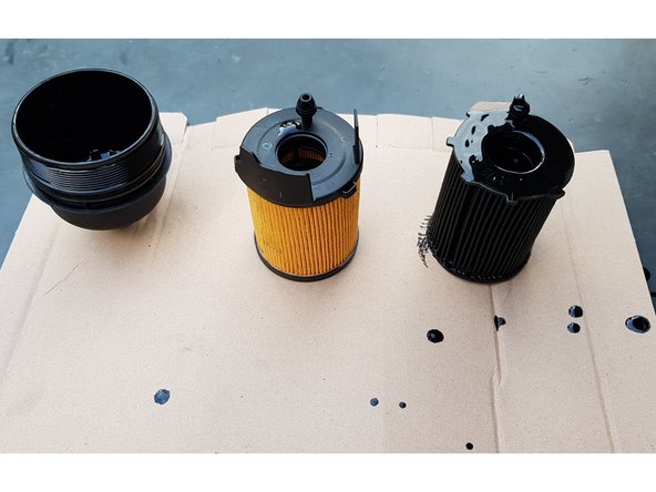 Retirez l'ancienne cartouche du couvercle en tirant dessus.