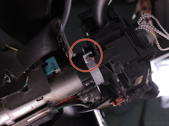 Desserrer le collier du comodo à l'aide d'un clé à pipe de 10, ne pas retirer la vis