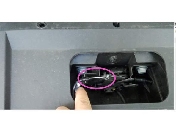 Déclipser le cable en bout de la serrure de capot et libérer le câble de sa fixation .