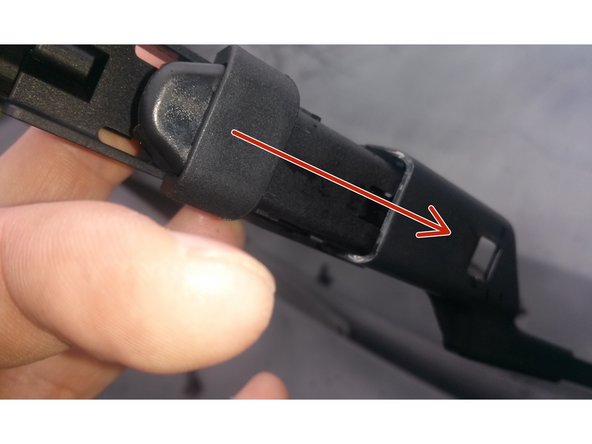 Glisser le nouvel essuie glace dans le bras.