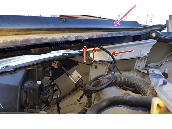 Le tablier est toujours relié à la durite du lave-glace.