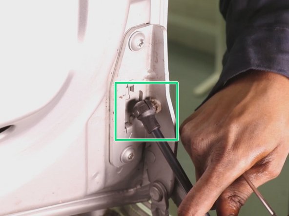 Refaire la même manipulation l'autre coté du coffre