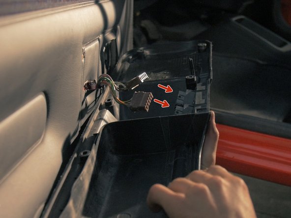 
Present the pocket to reconnect the 2 connectors
