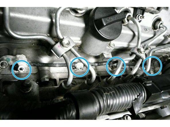 A l'aide d'un cliquet 1/4" muni d'une douille de 10 ,dévisser et retirer les écrous  assurant la liaison électrique