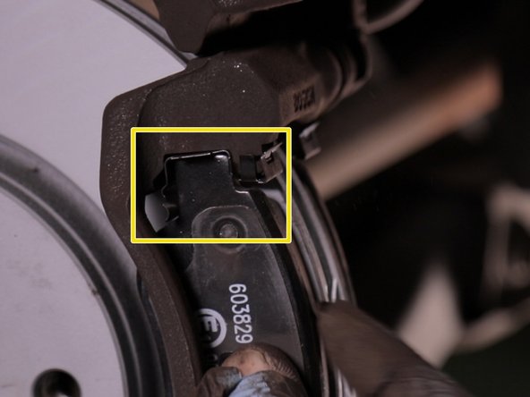 Repositionner les deux nouvelles plaquettes de frein, bien vérifier qu'elles soient bien plaquer contre le disque