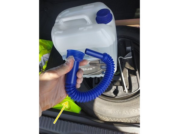 sortir le tuyau flexible fourni avec le bidon