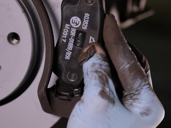 Replacez les nouvelles plaquettes dans les accroches