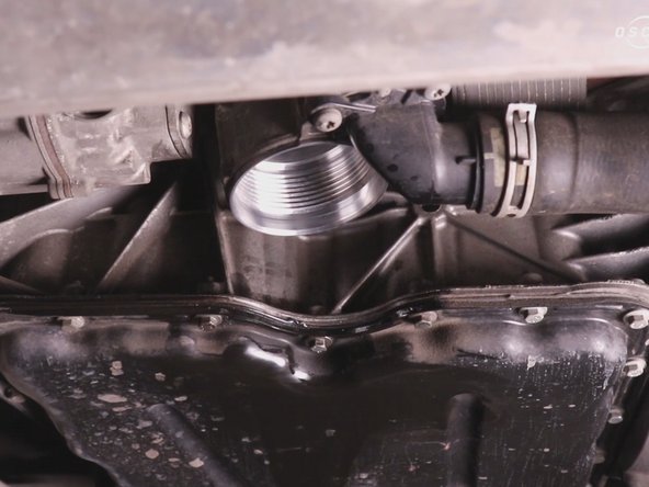 Nettoyer l'emplacement du filtre à huile à l'aide d'un dégraissant et séchez-le à l'aide d'un chiffon