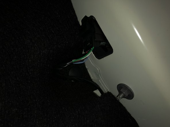 2 : Positionnez correctement l'optique. Pour cela, il suffit de viser correctement les 2 ergots en plastique et le trou au milieu pour positionner la vis