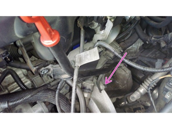 Dévisser le boulon maintenant en place la jauge à huile