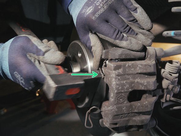 Tapoter avec le marteau pour l'enfoncer