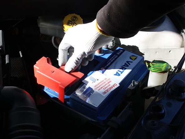 Remettre le cache protecteur de borne positive.