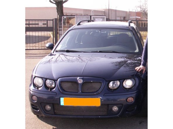 Mettre le moteur en route. Pomper plusieurs fois sur la pédale de frein pour rapprocher les plaquettes des disques