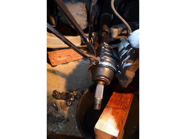 A l'aide d'une tenaille, bloquez les colliers en écrasant la collerette.