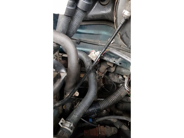 Autre durite autre problème. L'angle au bout de la durite empêche celle-ci de se mettre en place, il faut donc la couper.