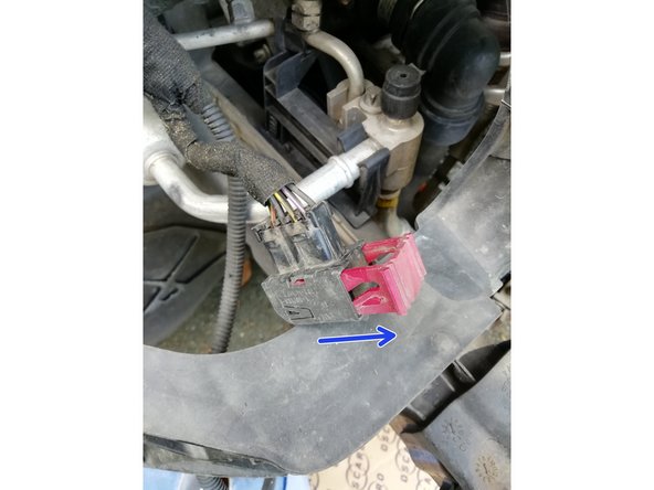 
Disconnect the cable by lifting the clip in the direction of the blue arrow. Use a small flathead screwdriver if necessary
