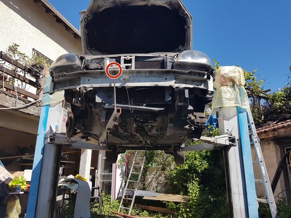 Notre support maison est une barre avec une tige à chaque extrémité, l'une allant dans le trou du boulon du berceau, et l'autre coté dans un trou présent sur le devant de la voiture.