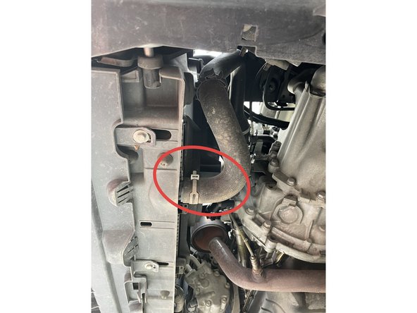 Sous le véhicule je localise la durite inférieur du radiateur