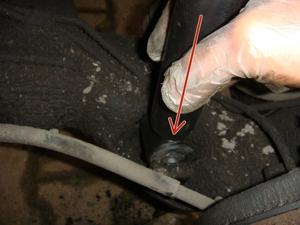 Comme pour l’étape précédente comprimer l'amortisseur pour le repositionner, en bas puis en haut