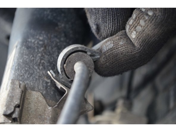 Le capteur est maintenu par 2 agrafes. Soulevez l'agrafe puis sortez le capteur.
