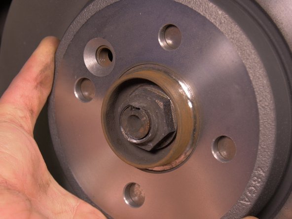 Aligner les trous du disque avec ceux du moyeu afin de replacer la vis du disque