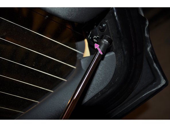 De la même manière que l’étape précédente, pousser l'autre embout creux du vérin sur la rotule de l'attache jusqu’à entendre un &quot;clic&quot; de verrouillage du clips.