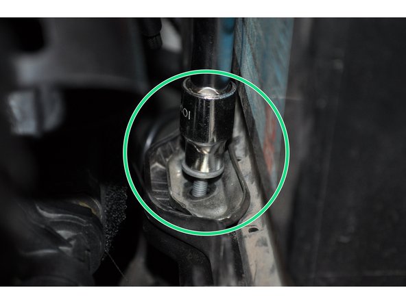 Utiliser une douille de 10 mm pour desserrer la vis de maintien.